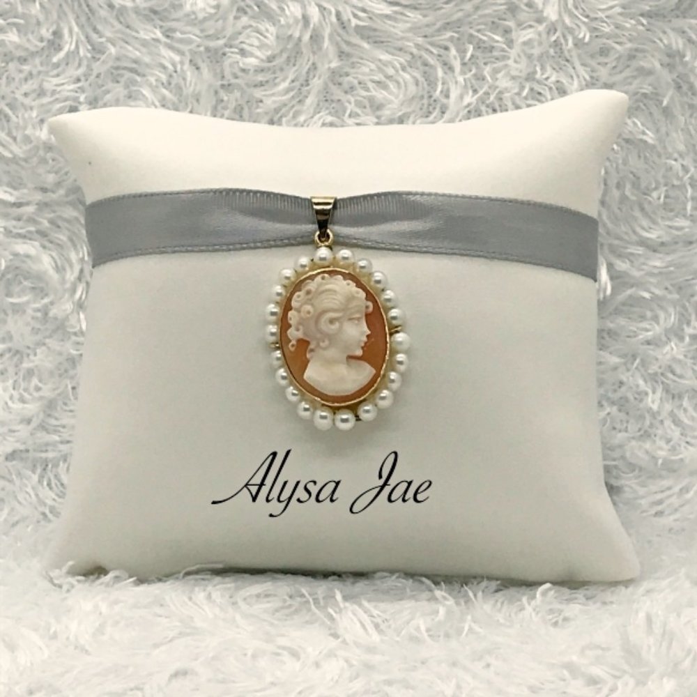 *RARE* Vintage Cameo Estate Jewelry - Rafka Pendant